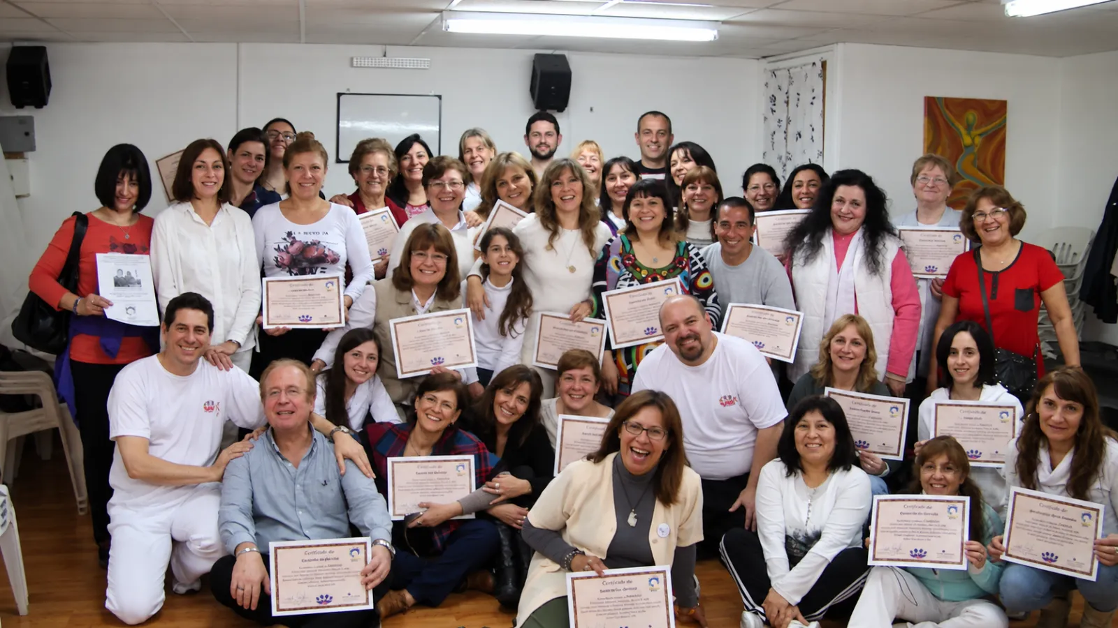 Gran Seminario de Reiki en Rosario, Argentina: entrega de certificados al cierre.