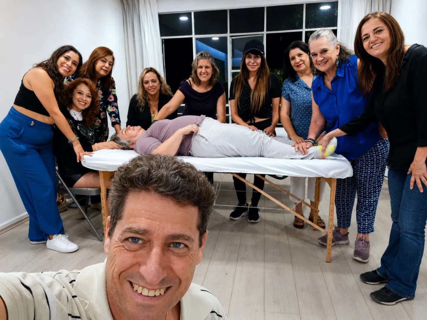 Práctica de trabajo corporal sobre camilla durante un taller en Ciudad de México.