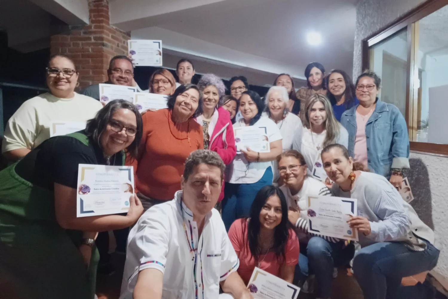 Entrega de certificaciones al cierre de un retiro de Gemoterapia en Tepoztlán, México.