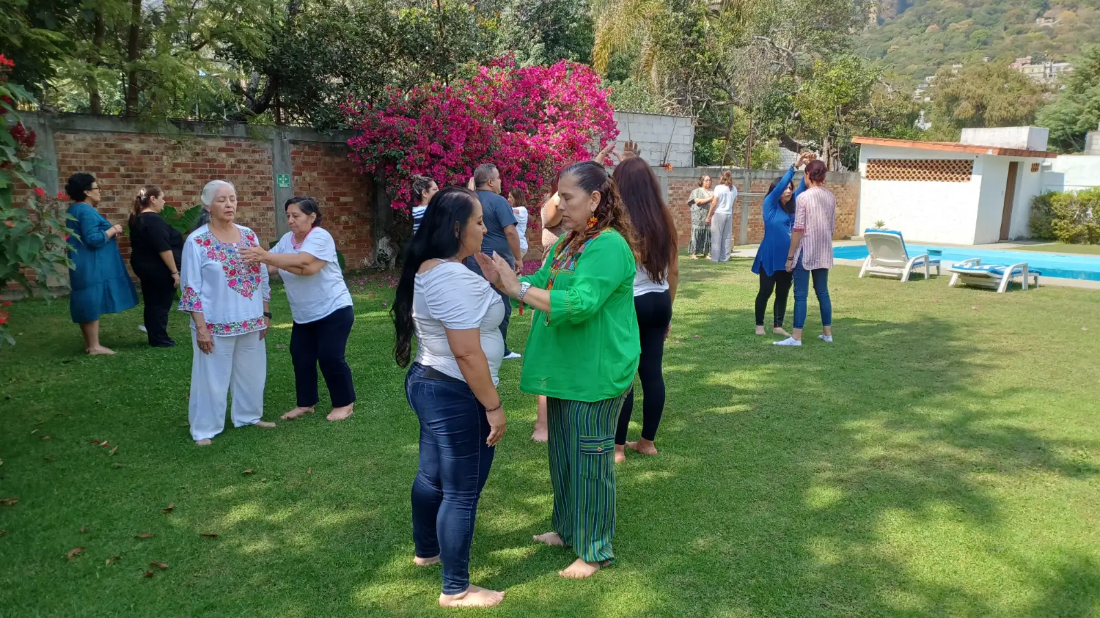 Práctica grupal al aire libre durante un retiro en Tepoztlán, México.